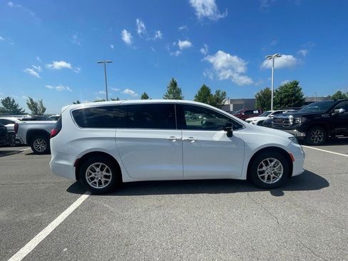 Used 2025 Chrysler Pacifica Select FWD image 8