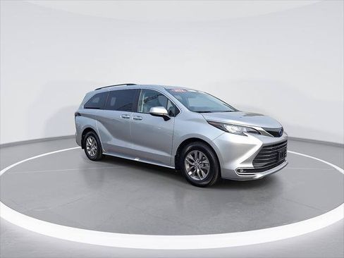 Certified 2023 Toyota Sienna XLE FWD image 3