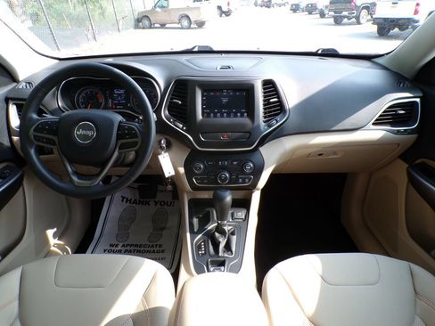 Used 2019 Jeep Cherokee Latitude w/ Popular Appearance Group FWD image 18