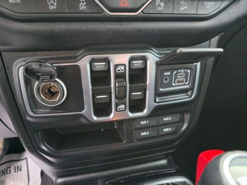 Used 2018 Jeep Wrangler Unlimited Sahara AWD/4WD image 24