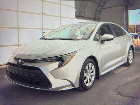Used 2025 Toyota Corolla LE FWD image 1