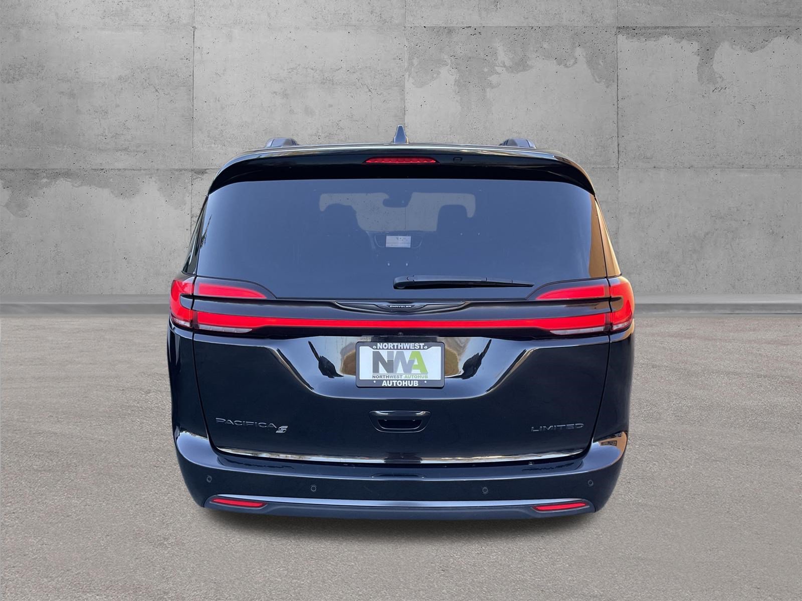 Used 2025 Chrysler Pacifica Limited FWD image 4