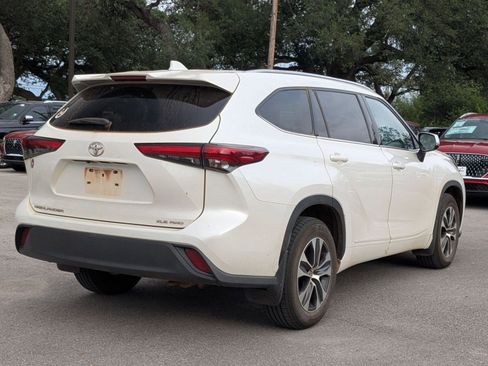 Used 2021 Toyota Highlander XLE AWD/4WD image 3
