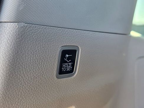 Used 2024 Jeep Wagoneer L Series II image 12