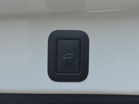 Used 2019 Toyota Highlander SE w/ Nightshade Edition AWD/4WD image 17