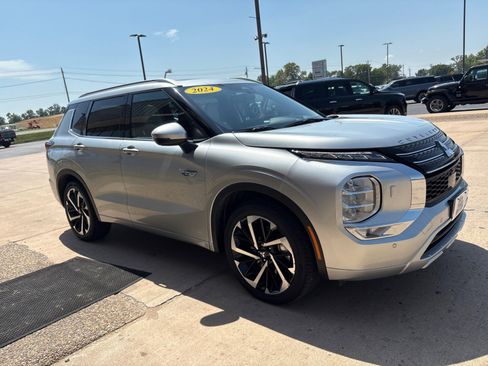 Used 2024 Mitsubishi Outlander 4WD Plug-In Hybrid image 9