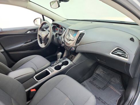 Used 2018 Chevrolet Cruze LT w/ Convenience Package image 25