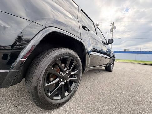 Used 2018 Jeep Grand Cherokee Altitude AWD/4WD image 9