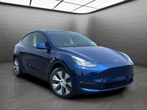 Used 2022 Tesla Model Y Long Range image 8