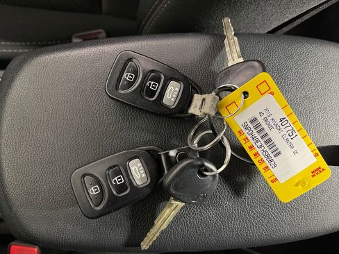 Used 2015 Hyundai Elantra SE w/ Option Group 03 FWD image 26