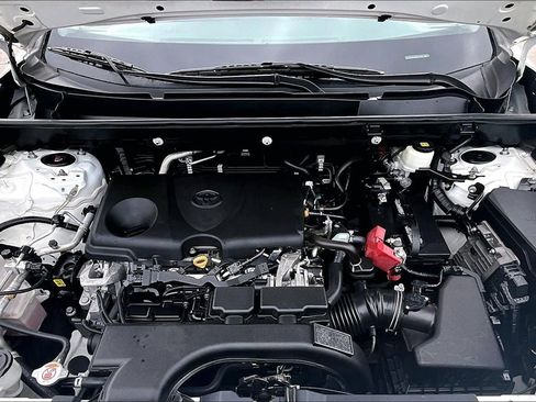 Used 2021 Toyota RAV4 LE image 9