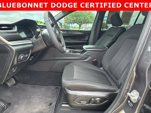 Used 2025 Jeep Grand Cherokee L Laredo RWD image 9