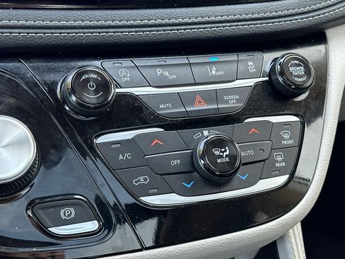 Used 2023 Chrysler Pacifica Limited image 23