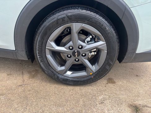 Used 2025 Kia K4 LXS image 29