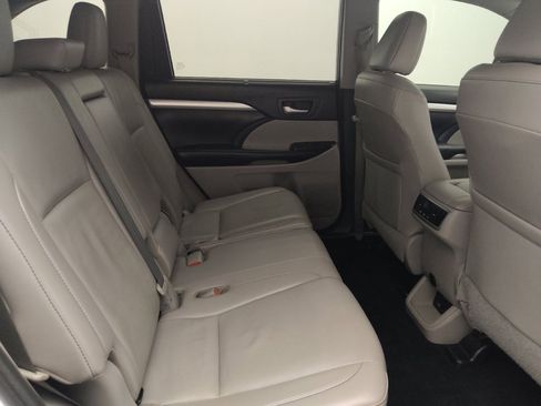 Used 2019 Toyota Highlander XLE FWD image 19