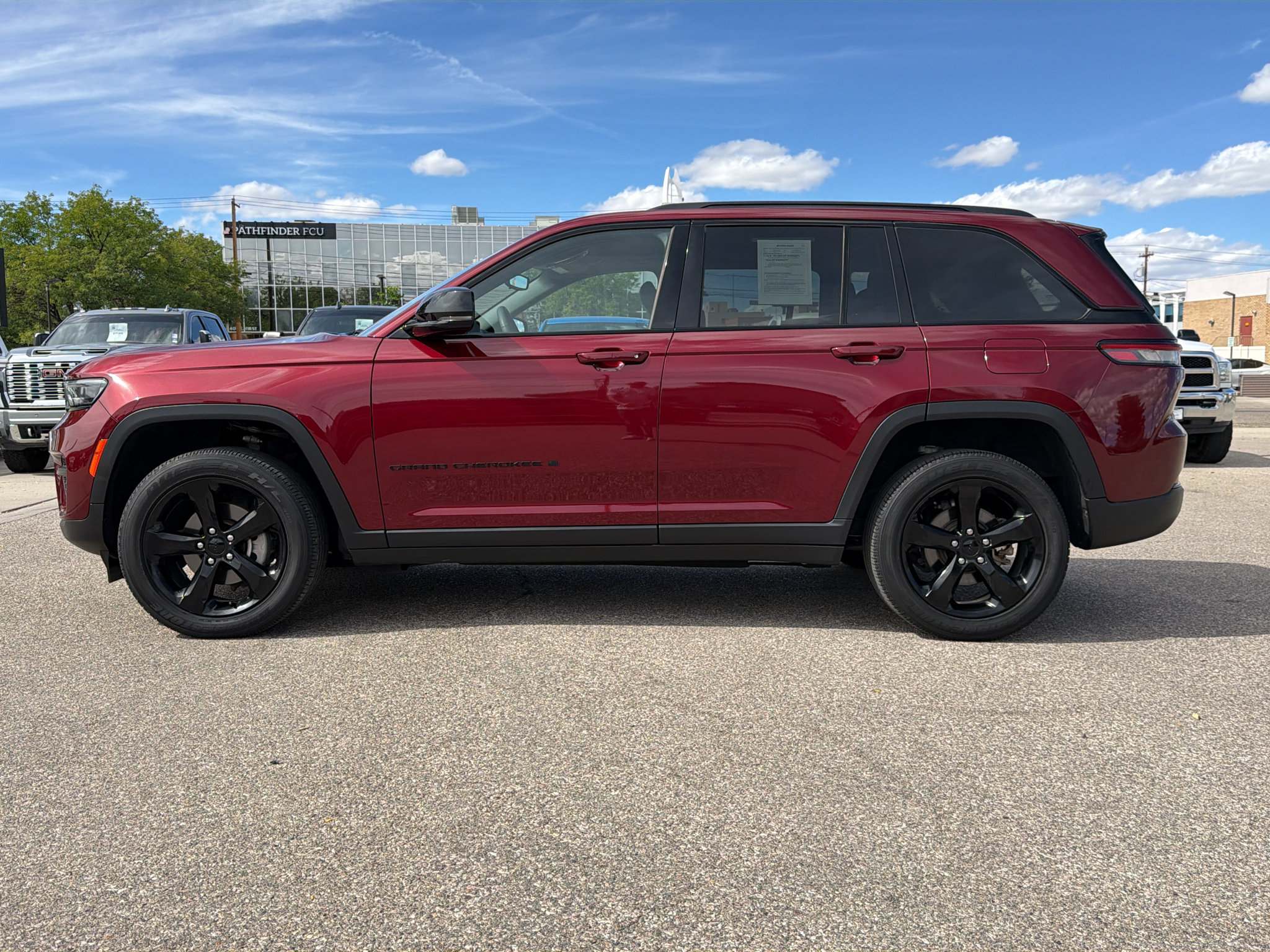 Used 2023 Jeep Grand Cherokee Altitude AWD/4WD image 2