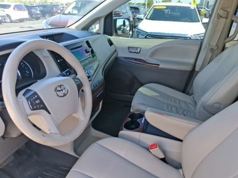Used 2012 Toyota Sienna XLE w/ Entertainment Pkg FWD image 20