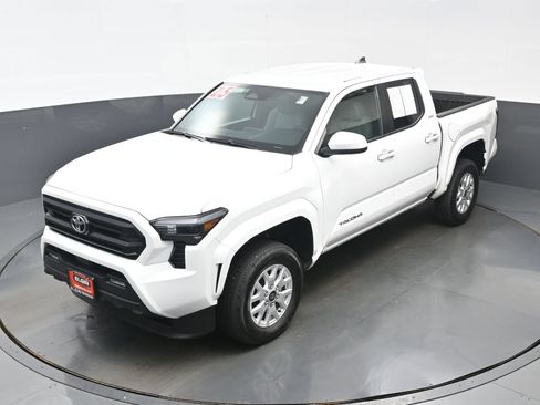Used 2025 Toyota Tacoma SR5 AWD/4WD image 34