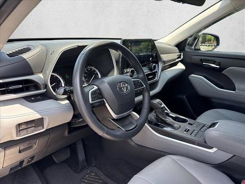 Used 2022 Toyota Highlander XLE AWD/4WD image 9