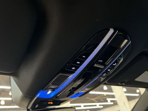 Used 2023 Porsche Cayenne Platinum Edition image 32