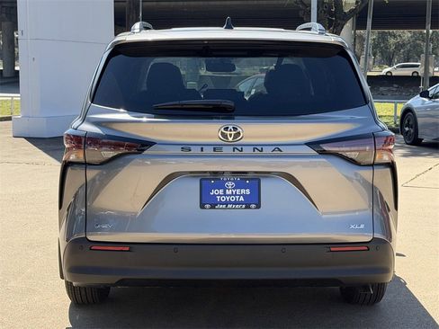 New 2026 Toyota Sienna XLE image 8