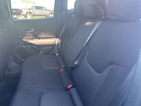 Used 2023 Jeep Renegade Latitude image 32