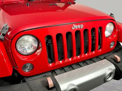 Used 2014 Jeep Wrangler Unlimited Sahara w/ Connectivity Group AWD/4WD image 31