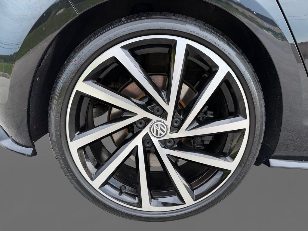 Used 2018 Volkswagen Golf R 4-Door AWD/4WD image 11