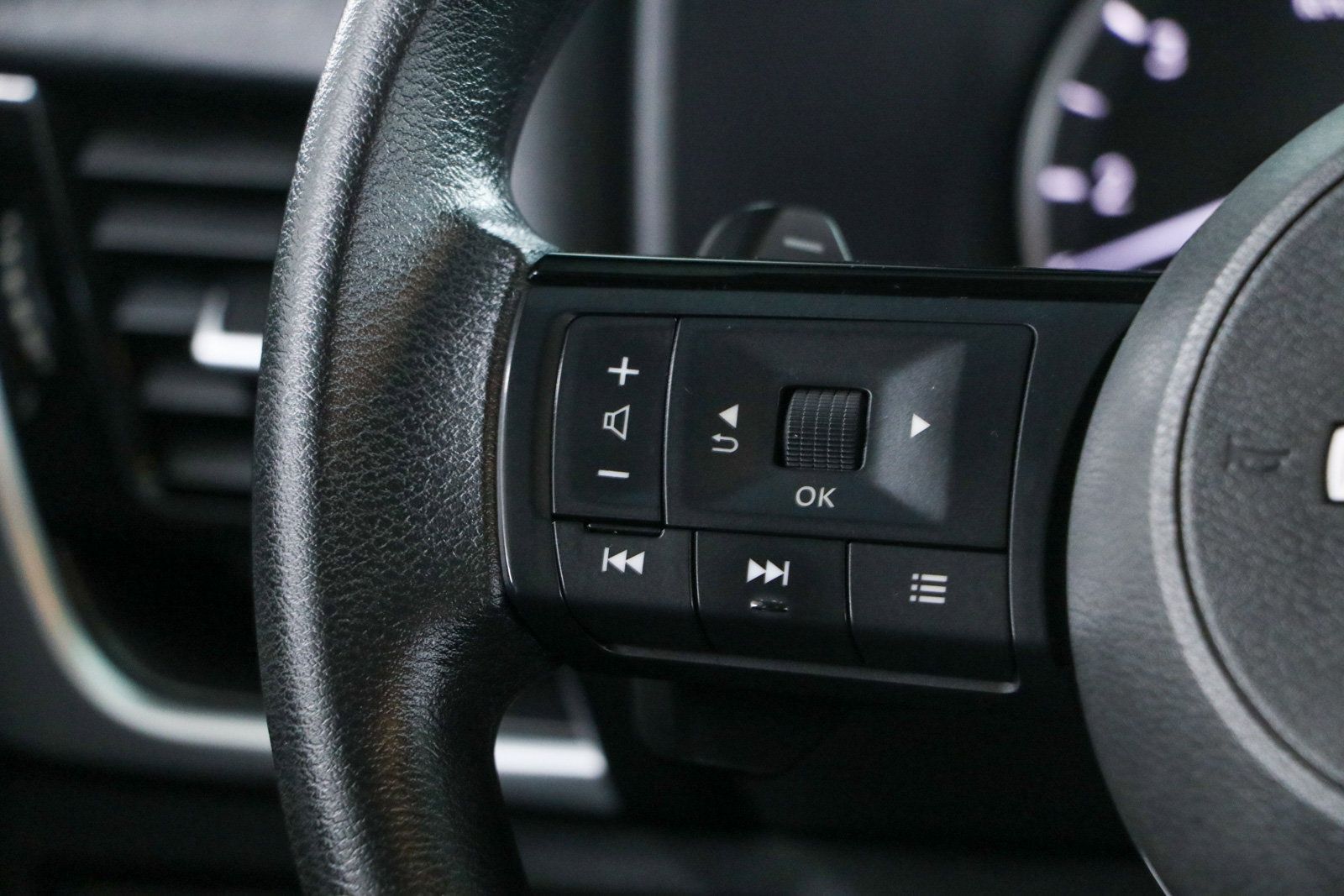 Used 2022 Nissan Rogue SV FWD image 13