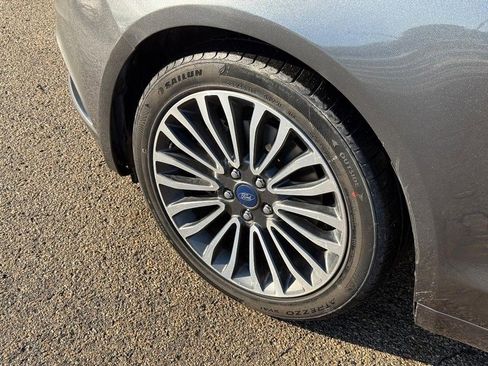 Used 2017 Ford Fusion SE w/ Fusion SE Technology Package image 10