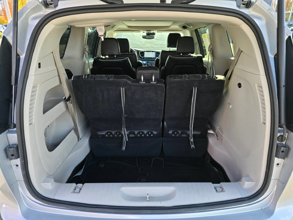 Used 2023 Chrysler Pacifica Limited FWD image 16