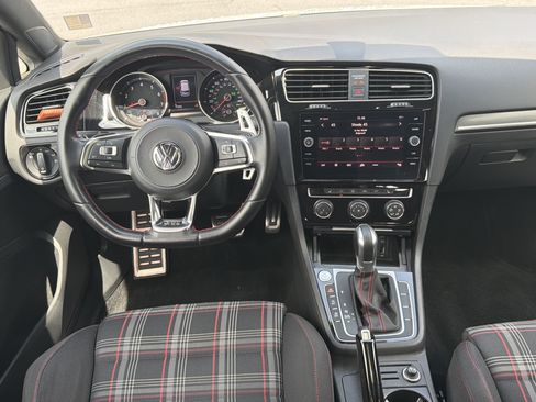 Used 2018 Volkswagen GTI SE FWD image 27