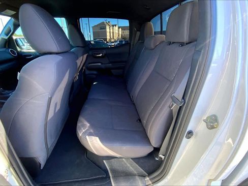 Used 2019 Toyota Tacoma TRD Sport image 18