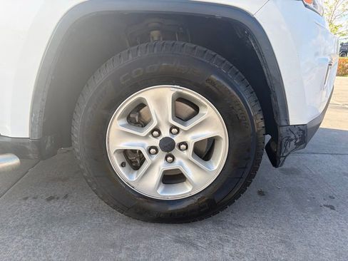 Used 2016 Jeep Grand Cherokee Laredo RWD image 9