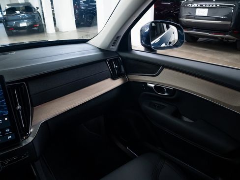 Used 2025 Volvo XC90 B6 Plus image 11