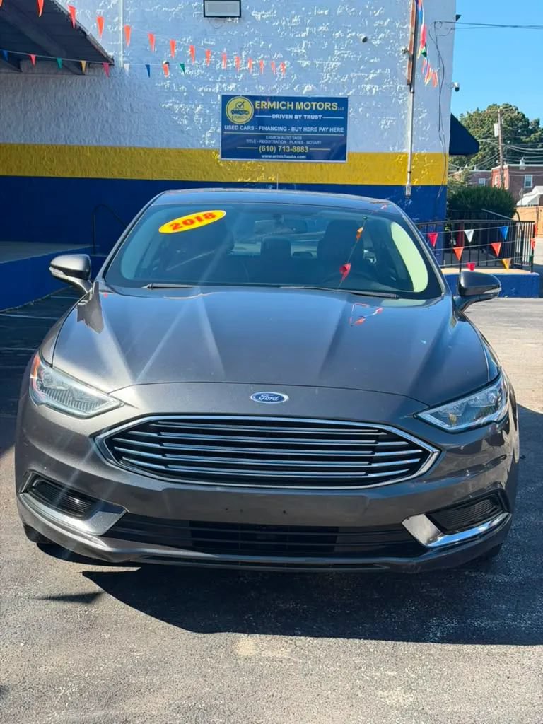 Used 2018 Ford Fusion SE w/ Fusion SE Technology Package FWD image 3