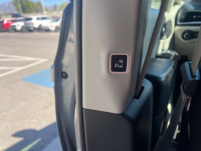 Used 2020 Chrysler Pacifica Touring-L FWD image 20