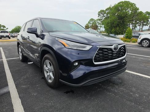 Used 2024 Toyota Highlander LE FWD image 3