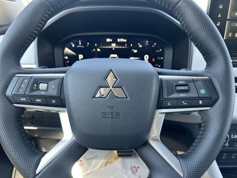 Used 2025 Mitsubishi Outlander AWD image 13