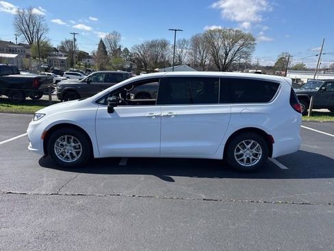 New 2026 Chrysler Pacifica Select image 4