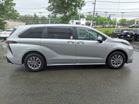 Certified 2025 Toyota Sienna XLE AWD/4WD image 7