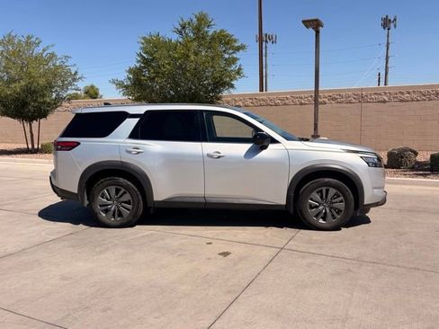 Used 2024 Nissan Pathfinder S FWD image 3