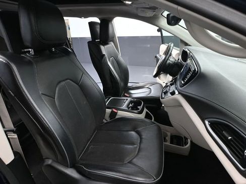 Used 2018 Chrysler Pacifica Limited w/ Advanced Safetytec Group FWD image 48