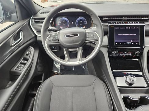Used 2024 Jeep Grand Cherokee Laredo AWD/4WD image 13