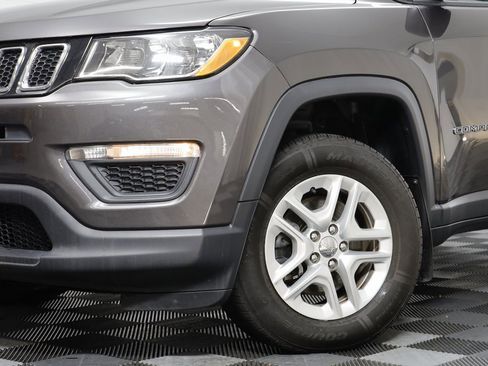 Used 2018 Jeep Compass Sport image 3