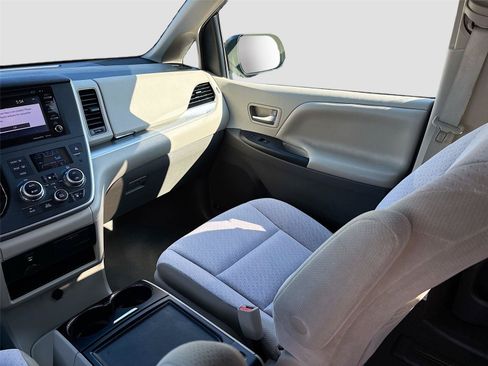 Used 2020 Toyota Sienna LE FWD image 22