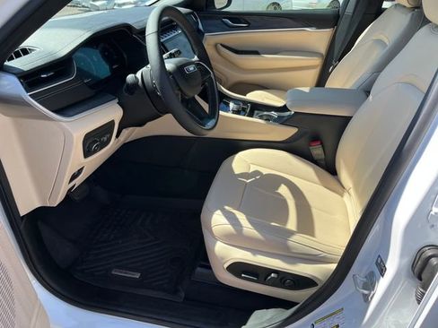 Used 2024 Jeep Grand Cherokee Limited image 2