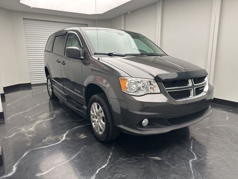 Used 2019 Dodge Grand Caravan SE w/ UConnect Hands-Free Group FWD image 3