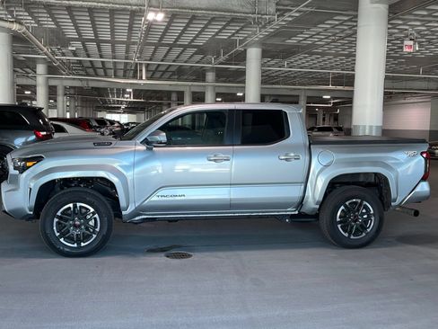 Used 2025 Toyota Tacoma TRD Sport AWD/4WD image 7