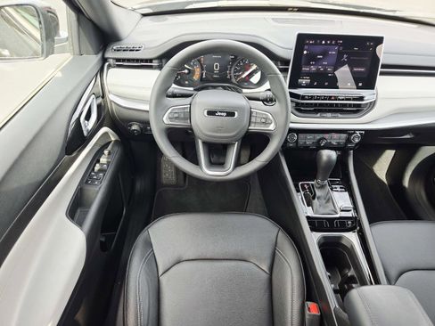 Used 2025 Jeep Compass Limited image 11